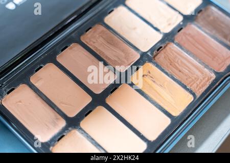 Eine Palette von Basen für Make-up in Beigetönen. Nahaufnahme. Ausgewählter Fokus. Hochwertige Fotos Stockfoto