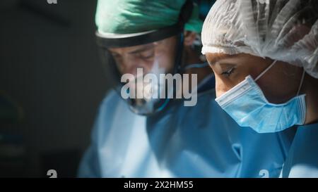 Tierarzt bei der Arbeit im OP Stockfoto