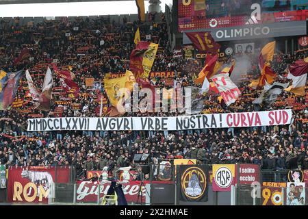 Stadio Olimpico, Rom, Italien. April 2024. Fußball der Serie A; Roma gegen Bologna; Roma-Fans zeigen ihre Unterstützung. Credit: Action Plus Sports/Alamy Live News Stockfoto