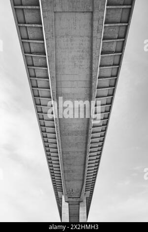 Eine symmetrische Perspektive auf die Nusle-Brücke in Prag, die ihr architektonisches Design am Himmel zeigt. Schwarzweißbild. Tschechien Stockfoto