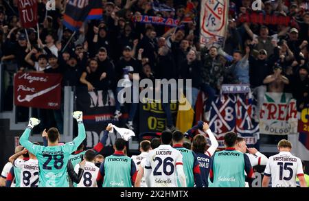 Rom, Italien. April 2024. Rom, Italien, 22. April 2024. Bologna-Spieler feiern am Ende der italienischen Serie A-Fußballspiele zwischen Roma und Bologna im Olympiastadion. Quelle: Riccardo De Luca - Update Images/Alamy Live News Stockfoto