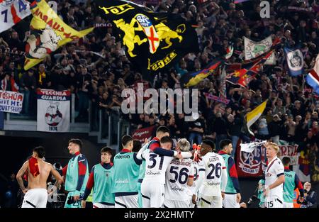 Rom, Italien. April 2024. Rom, Italien, 22. April 2024. Bologna-Spieler feiern am Ende der italienischen Serie A-Fußballspiele zwischen Roma und Bologna im Olympiastadion. Quelle: Riccardo De Luca - Update Images/Alamy Live News Stockfoto