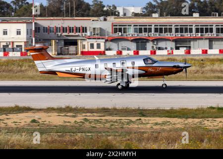 Hans Jet Pilatus PC-12 NGX (REG: EJ-PNGX) kommt vom Flughafen Olbia Costa Smeralda in Italien an. Stockfoto