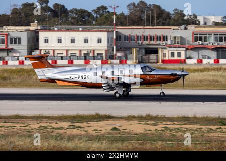 Hans Jet Pilatus PC-12 NGX (REG: EJ-PNGX) kommt vom Flughafen Olbia Costa Smeralda in Italien an. Stockfoto