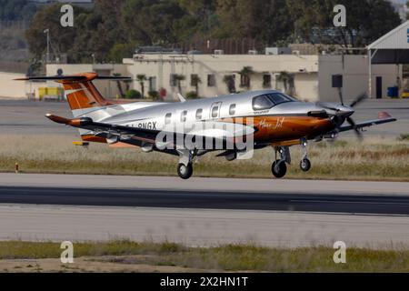 Hans Jet Pilatus PC-12 NGX (REG: EJ-PNGX) kommt vom Flughafen Olbia Costa Smeralda in Italien an. Stockfoto