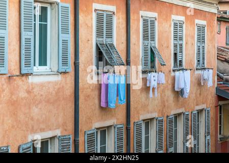 Tücher hängen an der Wäscheleine vor dem Fenster der Wohnung in der Altstadt von Nizza, Frankreich Stockfoto