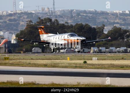 Hans Jet Pilatus PC-12 NGX (REG: EJ-PNGX) kommt vom Flughafen Olbia Costa Smeralda in Italien an. Stockfoto