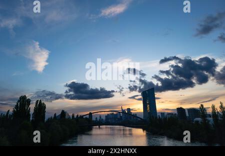 22. April 2024, Hessen, Frankfurt/Main: Im letzten Licht des Tages sind die Silhouetten der Ufertürme vor einem nur leicht bewölkten Himmel zu sehen (Luftaufnahme mit einer Drohne). Es wird erwartet, dass das Wetter in den kommenden Tagen kühl und regnerisch bleibt. Foto: Boris Roessler/dpa Stockfoto