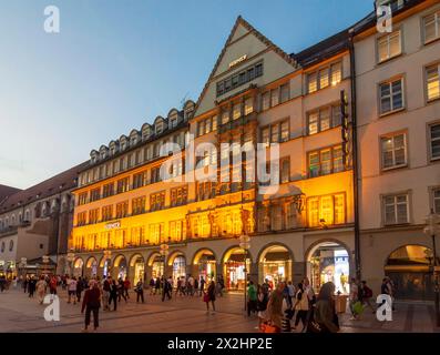 Fußgängerzone Kaufingerstraße, Hirmer Store München, München Oberbayern, Oberbayern Bayern, Bayern Deutschland Stockfoto