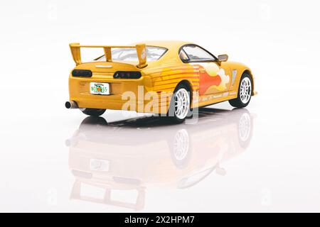 Schnell&furious Toyota Supra Turbo Mark IV Modellauto 1:43, Rückansicht, weißer Hintergrund mit Reflexion Stockfoto