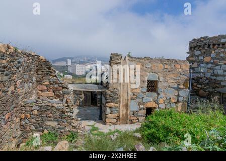 Eine alte historische Burg, die aus Steinen in alter arabischer Architektur in der Al Baha Region von Saudi Arabien gebaut wurde. Stockfoto