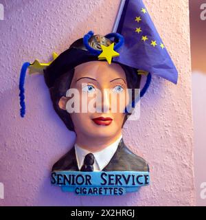 Senior Service Zigaretten Retro Vintage Wandplakette Dekoration Frau Kopf Gesicht in Uniform & blau Europäische EU Flagge gelbe Sterne London Großbritannien KATHY DEWITT Stockfoto