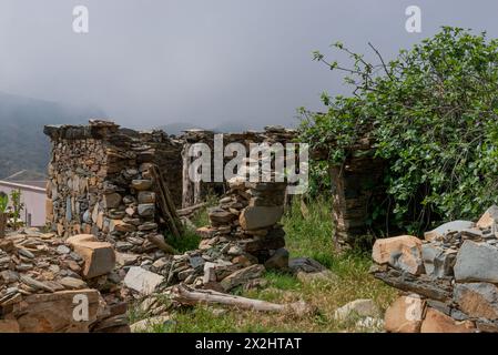 Eine alte historische Burg, die aus Steinen in alter arabischer Architektur in der Al Baha Region von Saudi Arabien gebaut wurde. Stockfoto