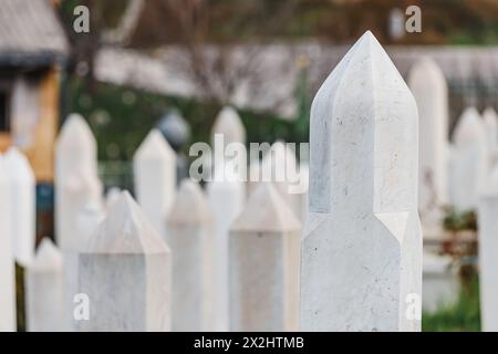 muslimische Grabsteine auf dem Friedhof in der Nähe der Moschee Stockfoto