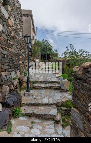 Eine alte historische Burg, die aus Steinen in alter arabischer Architektur in der Al Baha Region von Saudi Arabien gebaut wurde. Stockfoto