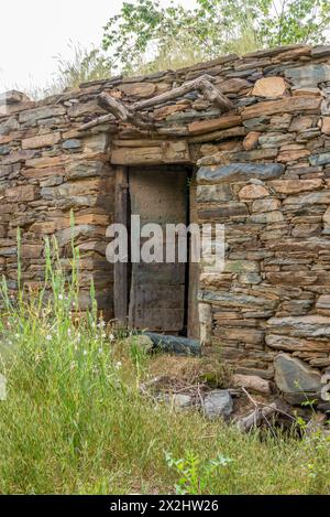 Eine alte historische Burg, die aus Steinen in alter arabischer Architektur in der Al Baha Region von Saudi Arabien gebaut wurde. Stockfoto