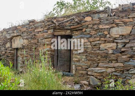 Eine alte historische Burg, die aus Steinen in alter arabischer Architektur in der Al Baha Region von Saudi Arabien gebaut wurde. Stockfoto
