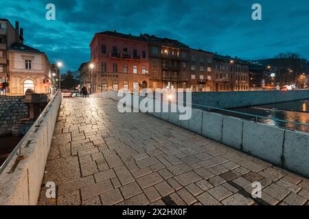 14. März 2024, Sarajevo, Bosnien und Herzegowina: Abenddämmertour zu Sarajevos historischen Wahrzeichen, einschließlich der Latin Bridge, wo Gavrilo Princip A ist Stockfoto