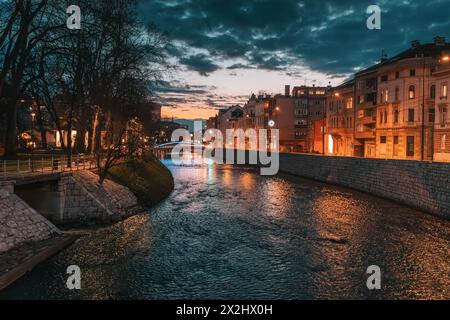 14. März 2024, Sarajevo, Bosnien und Herzegowina: Lateinische Brücke: In der Abenddämmerung spiegelt der Fluss den historischen Charme der Stadt wider Stockfoto