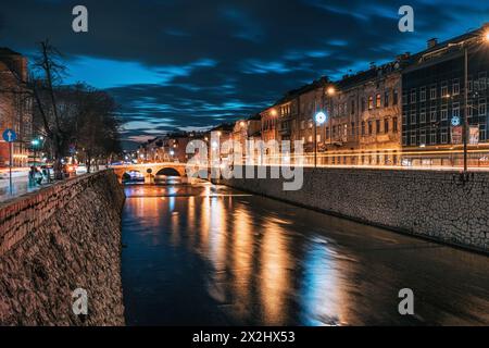 14. März 2024, Sarajevo, Bosnien und Herzegowina: Latin Bridge: Ein historisches Wahrzeichen, das den Fluss Miljacka überspannt und im Abendlicht getaucht ist Stockfoto