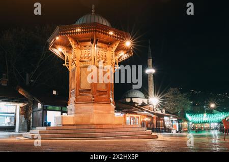 Sarajevos berühmter Sebilj-Brunnen: Ein Symbol für das reiche Erbe der Stadt, beleuchtet am Nachthimmel im Bascarsija-Destillat Stockfoto