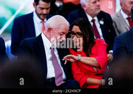 Brasilia, Distrito Federal, Brasilien. April 2024. Brasilia (DF), 04/22/2024 - POLITICA/PROGRAM/ACREDITA/DF - der Präsident der Republik Brasilien Luiz Inacio Lula da Silva und First Lady Janja bei einer Veranstaltung, bei der er die vorläufige Maßnahme zur Gründung des Believe-Programms unterzeichnete, die diesen Montag bis Freitag, den 22. April 2024, im Palacio do Planalto startete. Eines der Hauptziele der Initiative besteht darin, den Zugang zu Krediten im Land zu erweitern und den einzelnen Kleinstunternehmern (MEIS) sowie Kleinst- und Kleinstunternehmen mehr Unterstützung zu gewähren. (Foto: Wallace Martins/Thenews2/Zumapress) (Kreditbild: Stockfoto