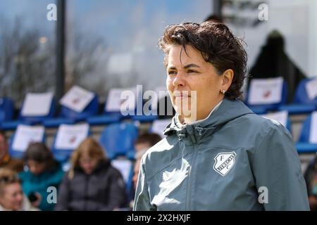 Utrecht, Niederlande. April 2024. Utrecht, Niederlande, 21. April 2024: Linda Helbling (Cheftrainer FC Utrecht) tritt beim Fußballspiel Azerion Vrouwen Eredivisie zwischen dem FC Utrecht und Twente im Sportkomplex Zoudenbalch in Utrecht ein. (Leiting Gao/SPP) Credit: SPP Sport Press Photo. /Alamy Live News Stockfoto