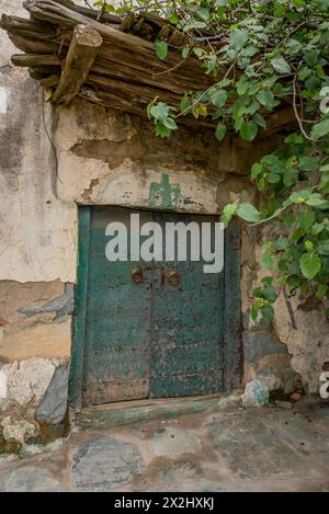 Eine alte historische Burg, die aus Steinen in alter arabischer Architektur in der Al Baha Region von Saudi Arabien gebaut wurde. Stockfoto
