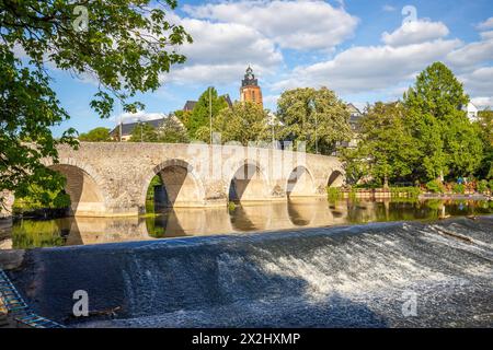 Blick auf eine Altstadt, Fachwerkhäuser in einer Stadt. Straßen und Brücken an der Lahn am Morgen in Wetzlar, Hessen Deutschland Stockfoto