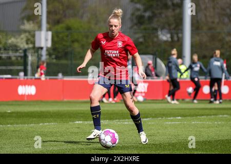 Utrecht, Niederlande. April 2024. Utrecht, Niederlande, 21. April 2024: Elena Dhont (13 Twente) wärmt sich während des Azerion Vrouwen Eredivisie Fußballspiels zwischen dem FC Utrecht und Twente im Sportkomplex Zoudenbalch in Utrecht auf. (Leiting Gao/SPP) Credit: SPP Sport Press Photo. /Alamy Live News Stockfoto
