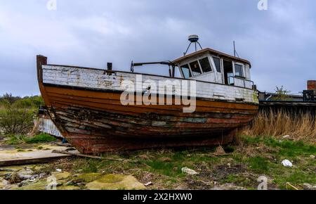 Kleine Fischerboote am Strand, Baabe, Rügen, Mecklenburg-Vorpommern, Deutschland Stockfoto