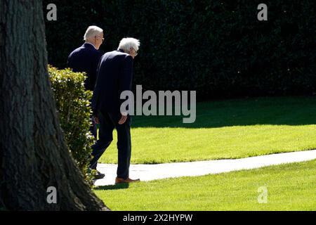 Washington, Usa. April 2024. US-Präsident Joe Biden geht mit Senator Bernie Sanders (I-VT) nach seiner Rückkehr nach Washington am 22. April 2024 zum Oval Office des Weißen Hauses. Foto: Yuri Gripas/ABACAPRESS.COM Credit: Abaca Press/Alamy Live News Stockfoto
