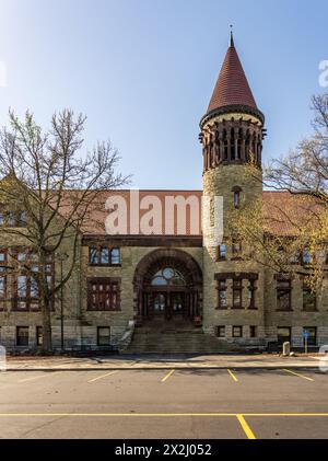 Fassade der historischen Orton Hall, erbaut 1893 und heute ein Wahrzeichen der Ohio State University in Columbus, OH Stockfoto