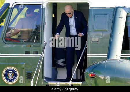 Washington, Usa. April 2024. Präsident Joe Biden verlässt den Hubschrauber Marine One, als er am Montag, den 22. April 2024, das Weiße Haus in Washington zurückbringt. Foto: Yuri Gripas/UPI Credit: UPI/Alamy Live News Stockfoto