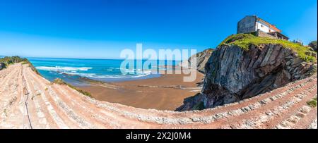 Panoramablick auf den Strand von Itzurun im Geopark Flysch Baskenland in Zumaia, Gipuzkoa Stockfoto