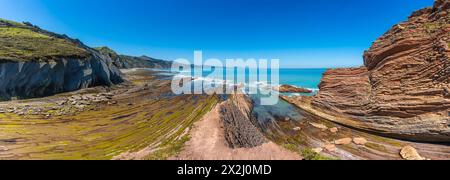 Panoramablick auf die wunderschöne Bucht von Algorri im Geopark Flysch Baskenland in Zumaia, Gipuzkoa Stockfoto