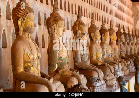 Antike Buddha-Statuen im Innenhof von Wat Si Saket, Vientiane, Provinz Vientiane, Laos Stockfoto