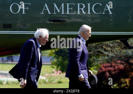 Washington, Usa. April 2024. US-Präsident Joe Biden geht mit Senator Bernie Sanders (I-VT) nach seiner Rückkehr nach Washington am 22. April 2024 zum Oval Office des Weißen Hauses. Foto: Yuri Gripas/ABACAPRESS.COM Credit: Abaca Press/Alamy Live News Stockfoto