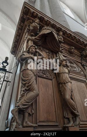 Geschnitzte Figuren auf den Eichenchorgestühlen, 17. Jahrhundert, ehemaliges Zisterzienserkloster Pontigny, Pontigny Abbey wurde 1114 gegründet, Pontigny, Bourgogne Stockfoto