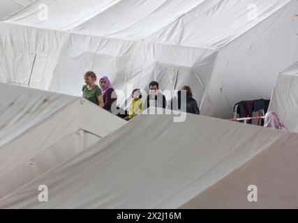 Zelte mit Betten werden am 9. Dezember 2015 in einer Notunterkunft für Flüchtlinge in einem ehemaligen Hangar am Flughafen Tempelhof, Berlin, Deutschland, eingerichtet Stockfoto