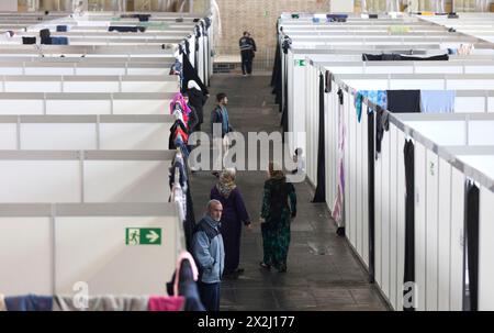 Flüchtlingskinder schauen am 9. Dezember 2015 im ehemaligen Hangar von Tempelhof über die Wand eines provisorischen Zimmers in einem Notunterstand für Flüchtlinge Stockfoto