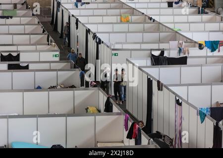 In einem ehemaligen Hangar am Flughafen Tempelhof, Berlin, werden am 9. Dezember 2015 provisorische Zimmer mit Betten in einer Notunterkunft für Flüchtlinge eingerichtet Stockfoto