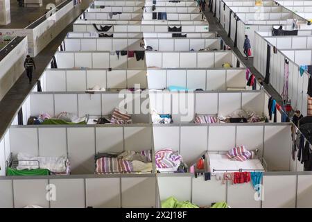 In einem ehemaligen Hangar am Flughafen Tempelhof, Berlin, werden am 9. Dezember 2015 provisorische Zimmer mit Betten in einer Notunterkunft für Flüchtlinge eingerichtet Stockfoto