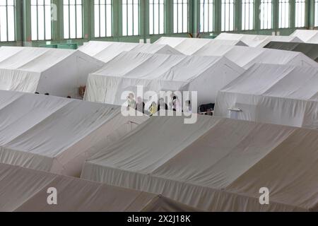 Zelte mit Betten werden am 9. Dezember 2015 in einer Notunterkunft für Flüchtlinge in einem ehemaligen Hangar am Flughafen Tempelhof, Berlin, Deutschland, eingerichtet Stockfoto