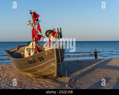 Kleine Fischerboote am Strand, Baabe, Rügen, Mecklenburg-Vorpommern, Deutschland Stockfoto