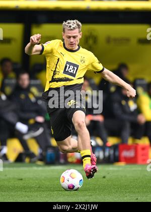 DORTMUND - Julian Ryerson von Borussia Dortmund während des Bundesliga-Spiels zwischen Borussia Dortmund und Bayer 04 Leverkusen im Signal Iduna Park am 21. April 2024 in Dortmund. ANP | Hollandse Hoogte | GERRIT VAN COLOGNE Stockfoto