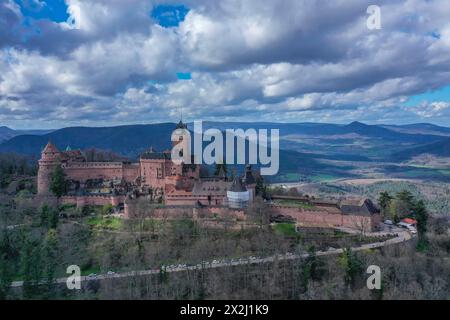 Aus der Vogelperspektive Hohkoenigsburg oder Hochkoenigsburg, französisches Chateau du Haut-Koenigsbourg, Bergrücken am östlichen Rand der Vogesen in der Nähe Stockfoto