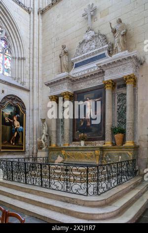 Altar des Querschiffs, romanisch-gotische Kathedrale Saint-Julien du Mans, Le Mans, Departement Sarthe, Region Pays de la Loire, Frankreich Stockfoto