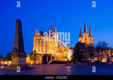 Kathedralenplatz mit Marienkathedrale und Severuskirche Stockfoto