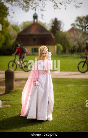 Cinderella kann man auch im Frühjahr rund um Schloss Moritzburg sehen. Model Tamara Kretschmer schlüpfte erneut in die begehrte Rolle der legendären Stockfoto